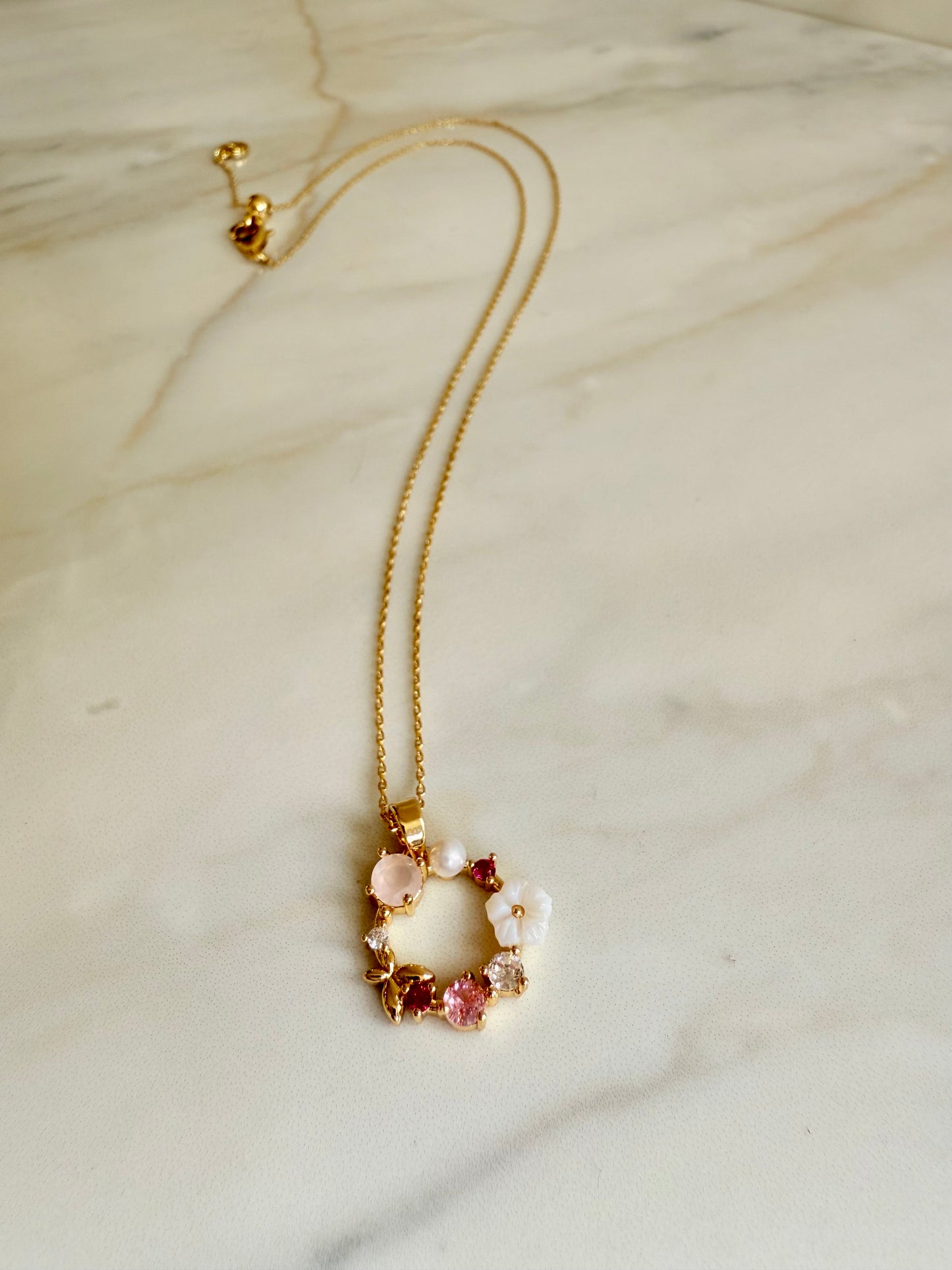 Golden shell and crystal wreath necklace