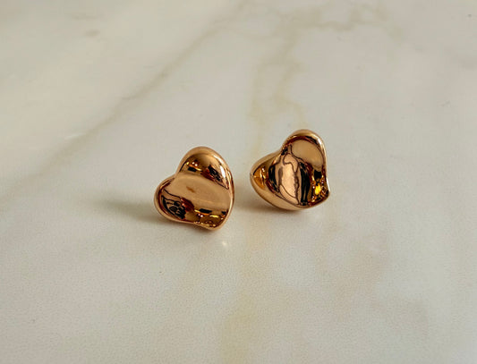 Golden wavy surface heart stud earrings