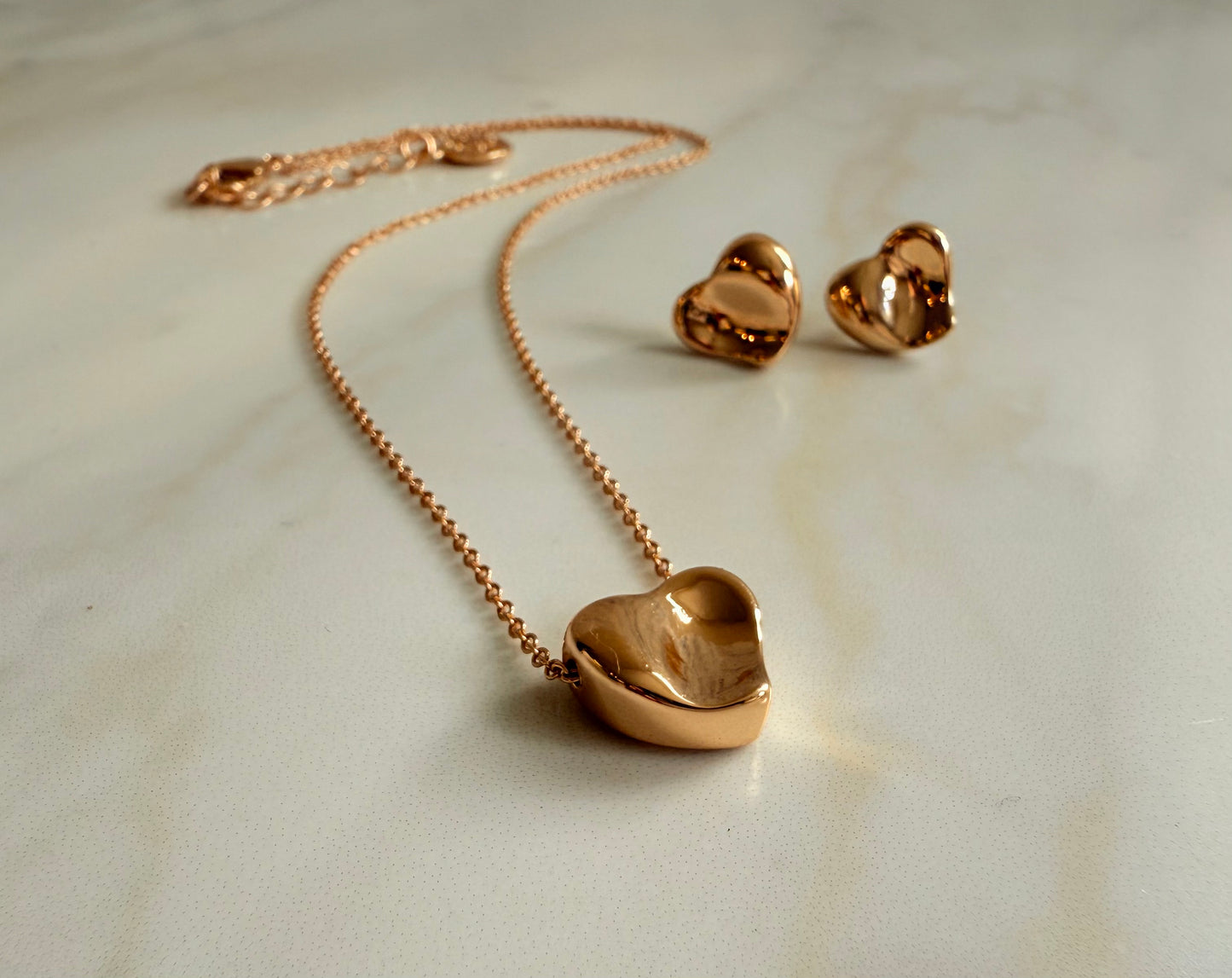 Golden wavy surface heart stud earrings