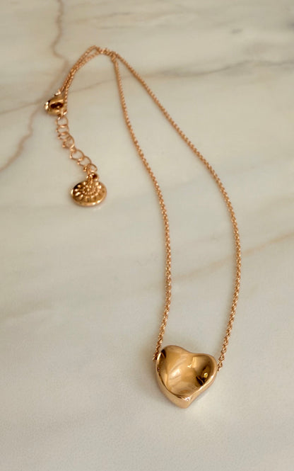 Golden wavy surface heart necklace