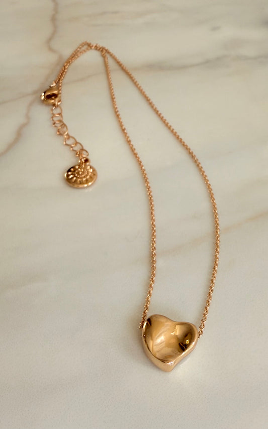 Golden wavy surface heart necklace