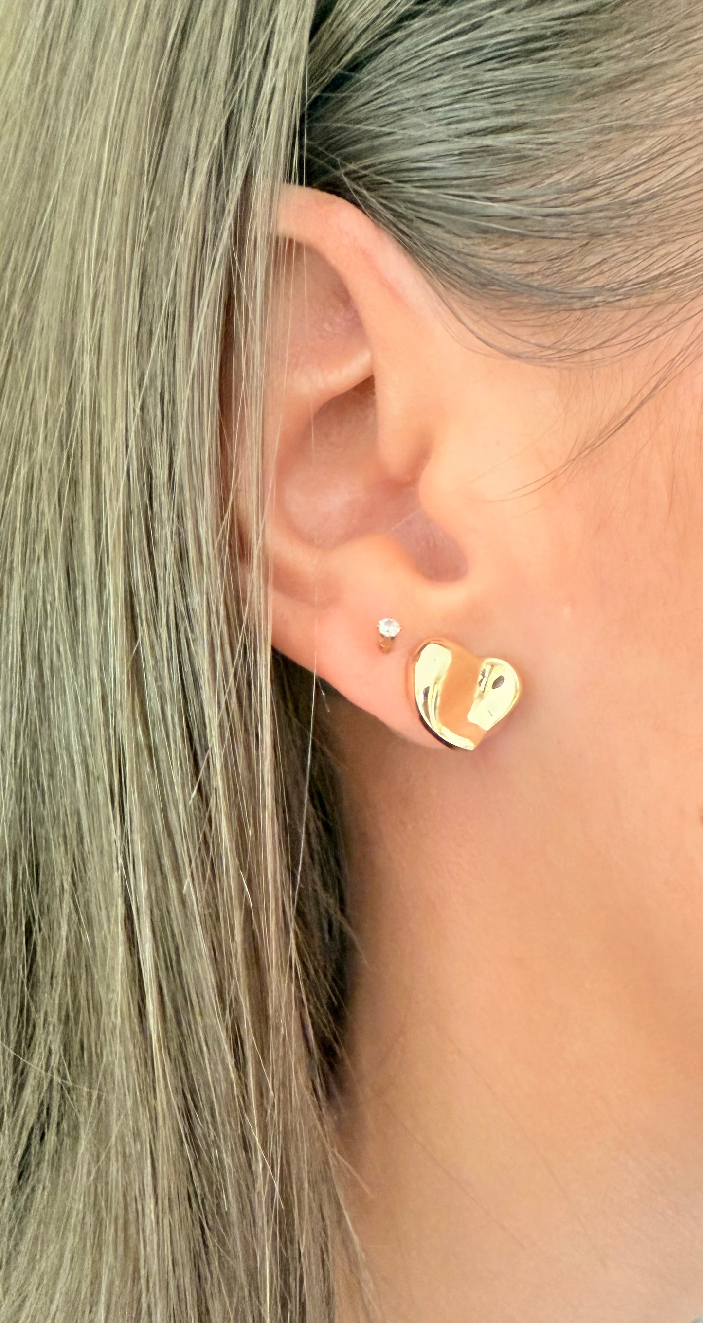 Golden wavy surface heart stud earrings