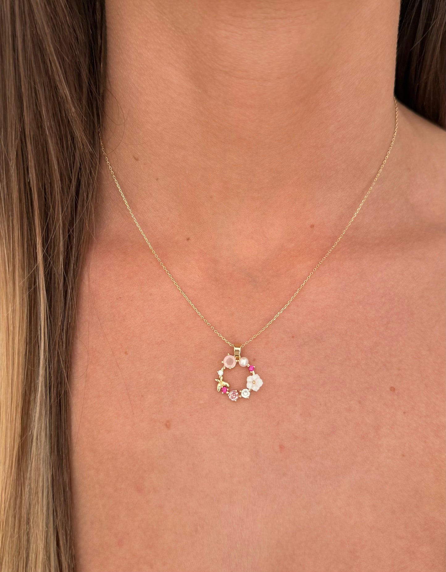 Golden shell and crystal wreath necklace